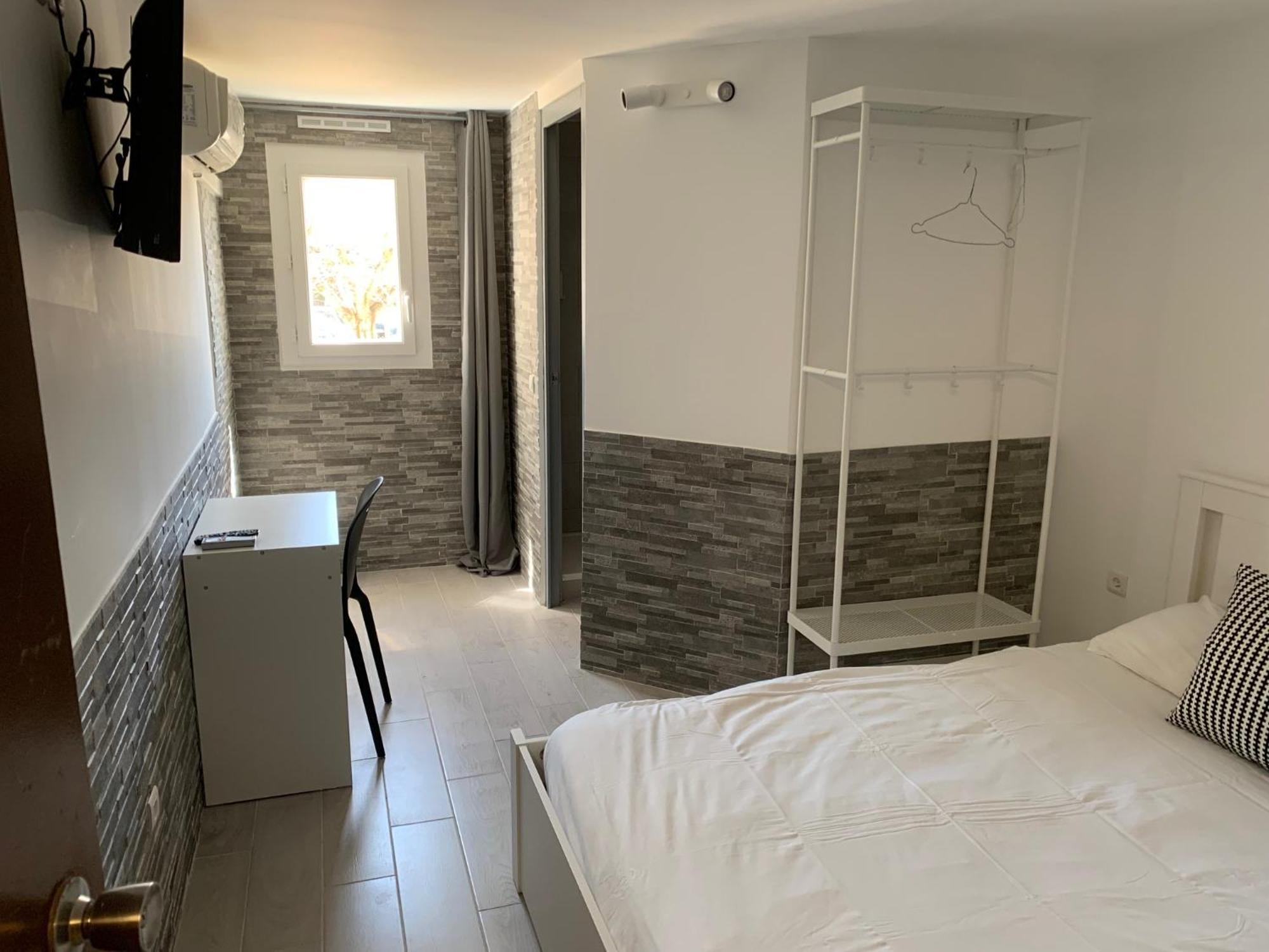Aix Hotel 2*